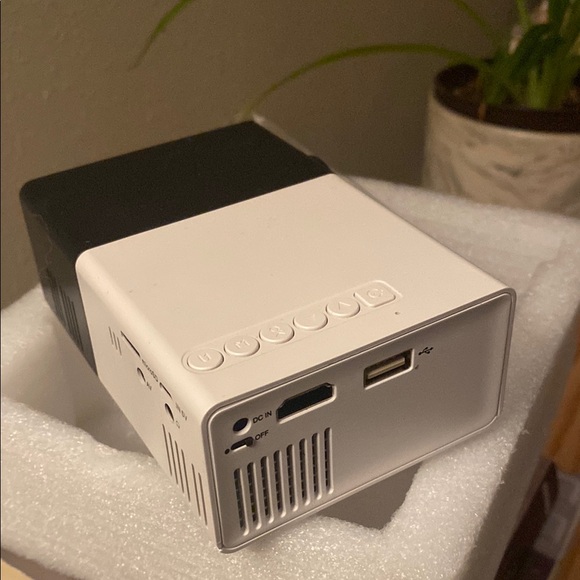 Mini Projector with Remote - Picture 4 of 8